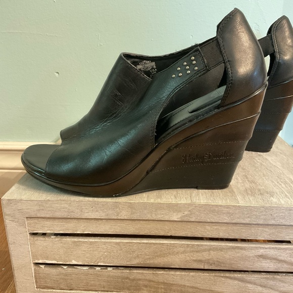 Harley-Davidson Women’s Black Leather Wedge Open Toe Heels Size 10 - Picture 2 of 16